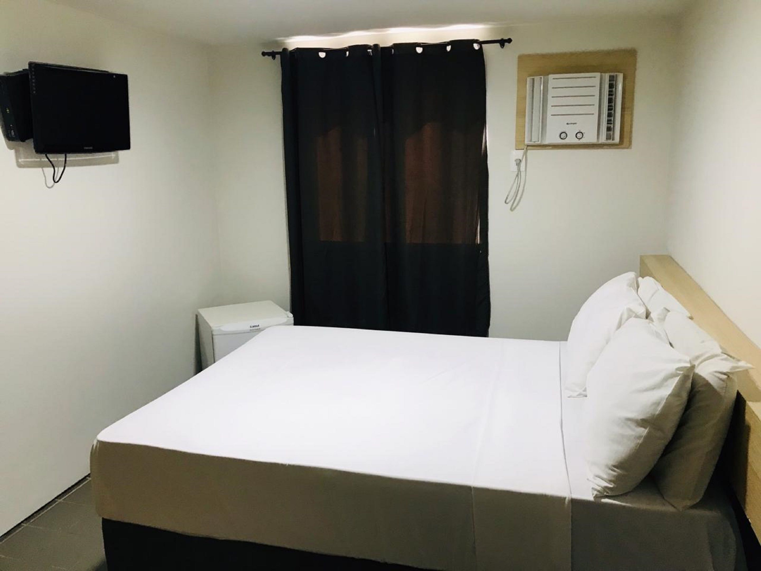 desk, wifi, bed sheets