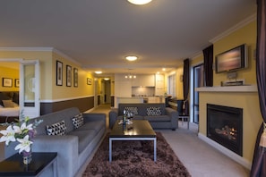 Apartment, 2 Schlafzimmer, Seeblick | Wohnbereich | Flachbildfernseher
