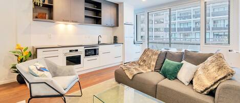 Superior Apartment, 1 Queen Bed | Living area