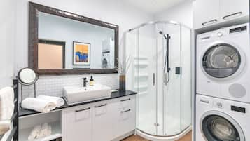Apartamento superior, 1 cama de matrimonio | Ducha del cuarto de baño