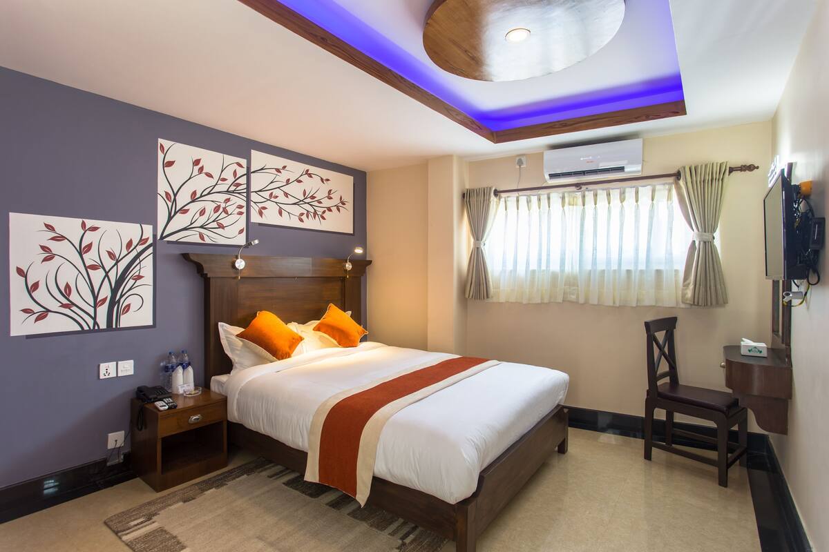 Desk, soundproofing, free WiFi, bed sheets