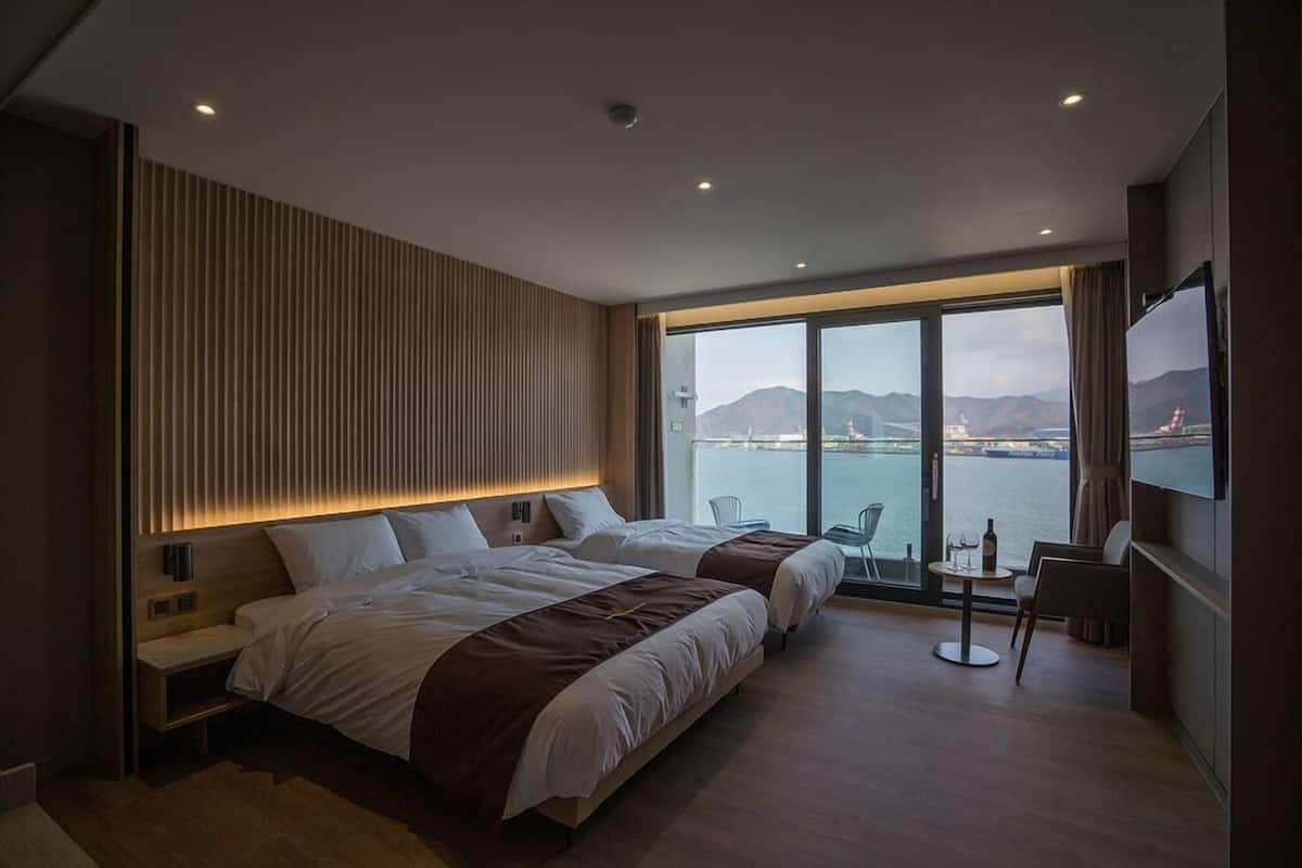 Habitación Deluxe con 2 camas individuales, vistas al mar | Edredones de plumas y wifi gratis