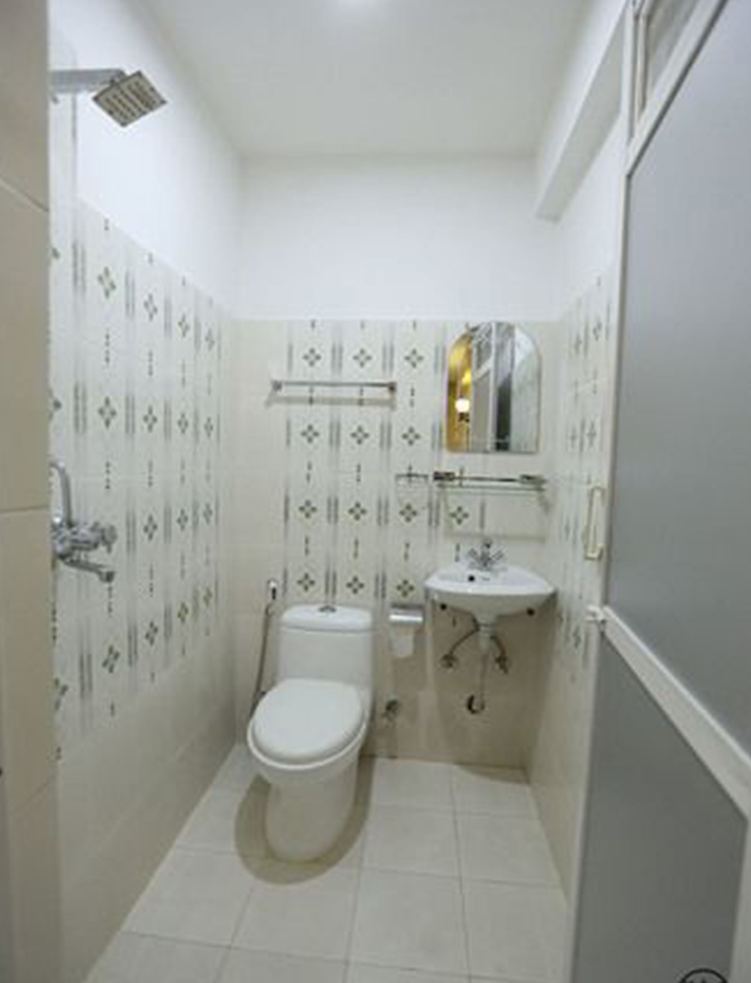 standard twin room, 2 single beds, private bathroom | bathroom | shower, free toiletries, slippers, towels