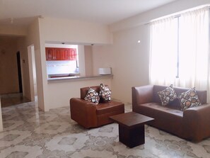 Apartamento familiar | Zona de estar | Una televisión de pantalla plana