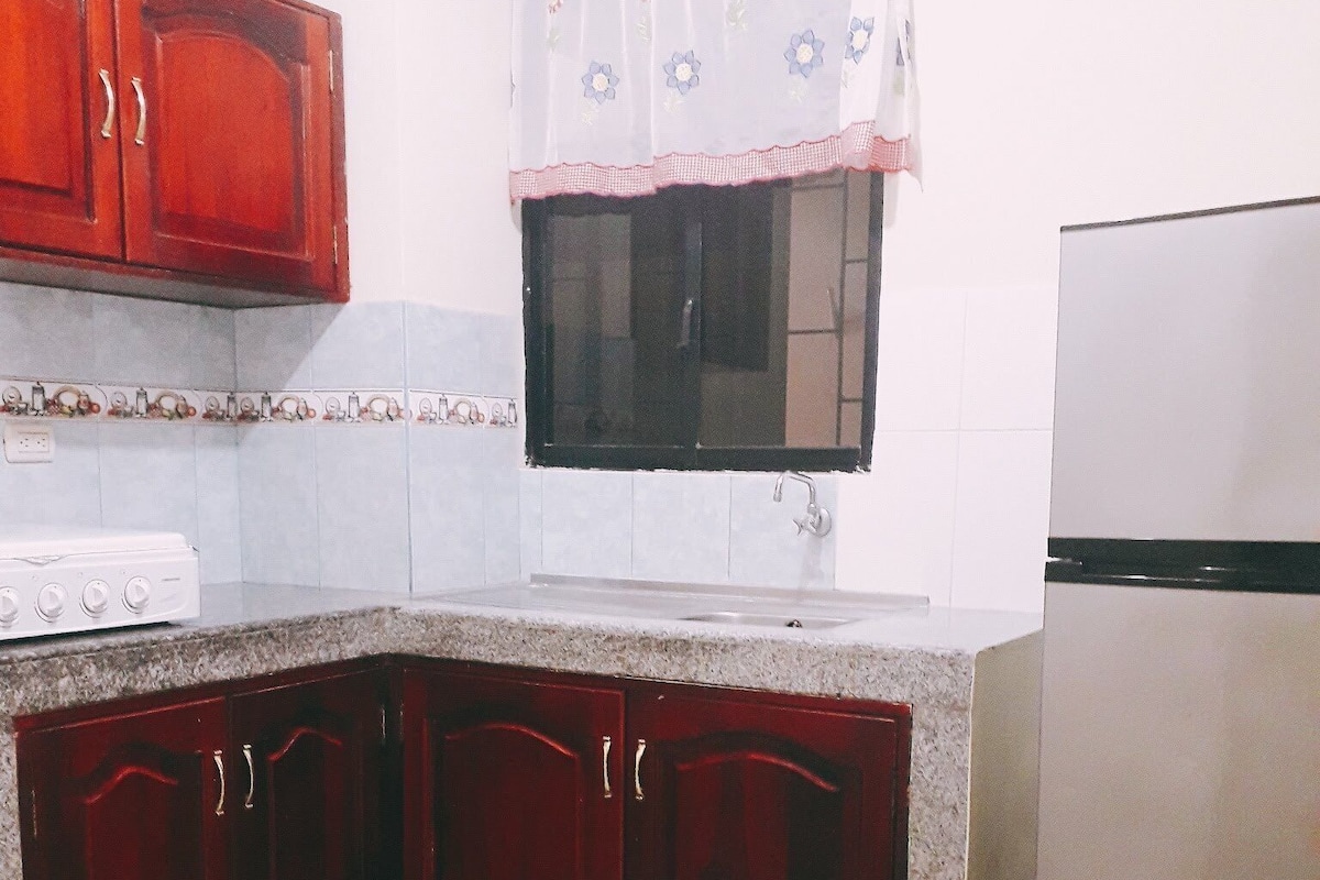 Refrigerador, microondas y utensilios de cocina
