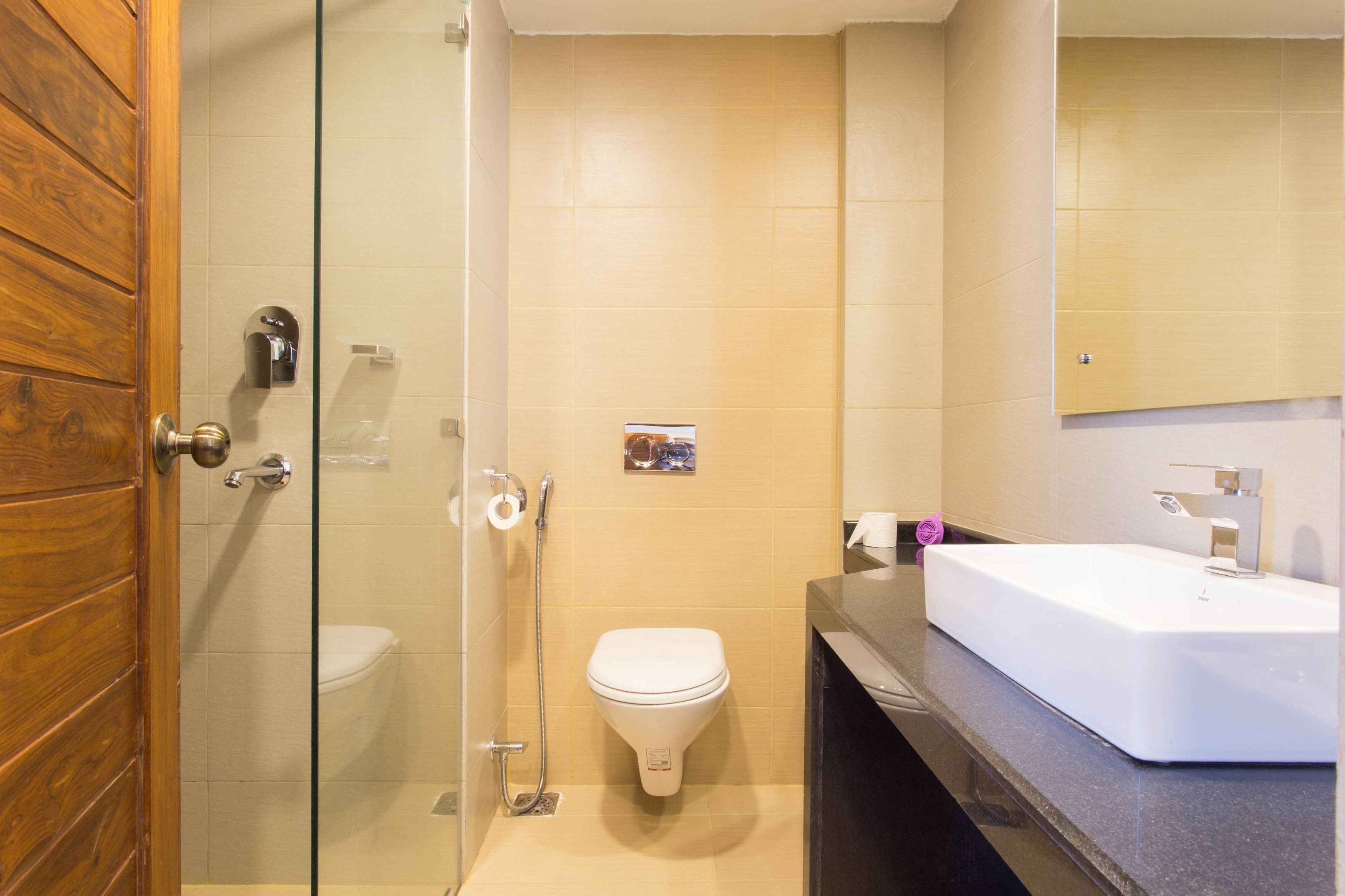 deluxe double room | bathroom | shower, free toiletries