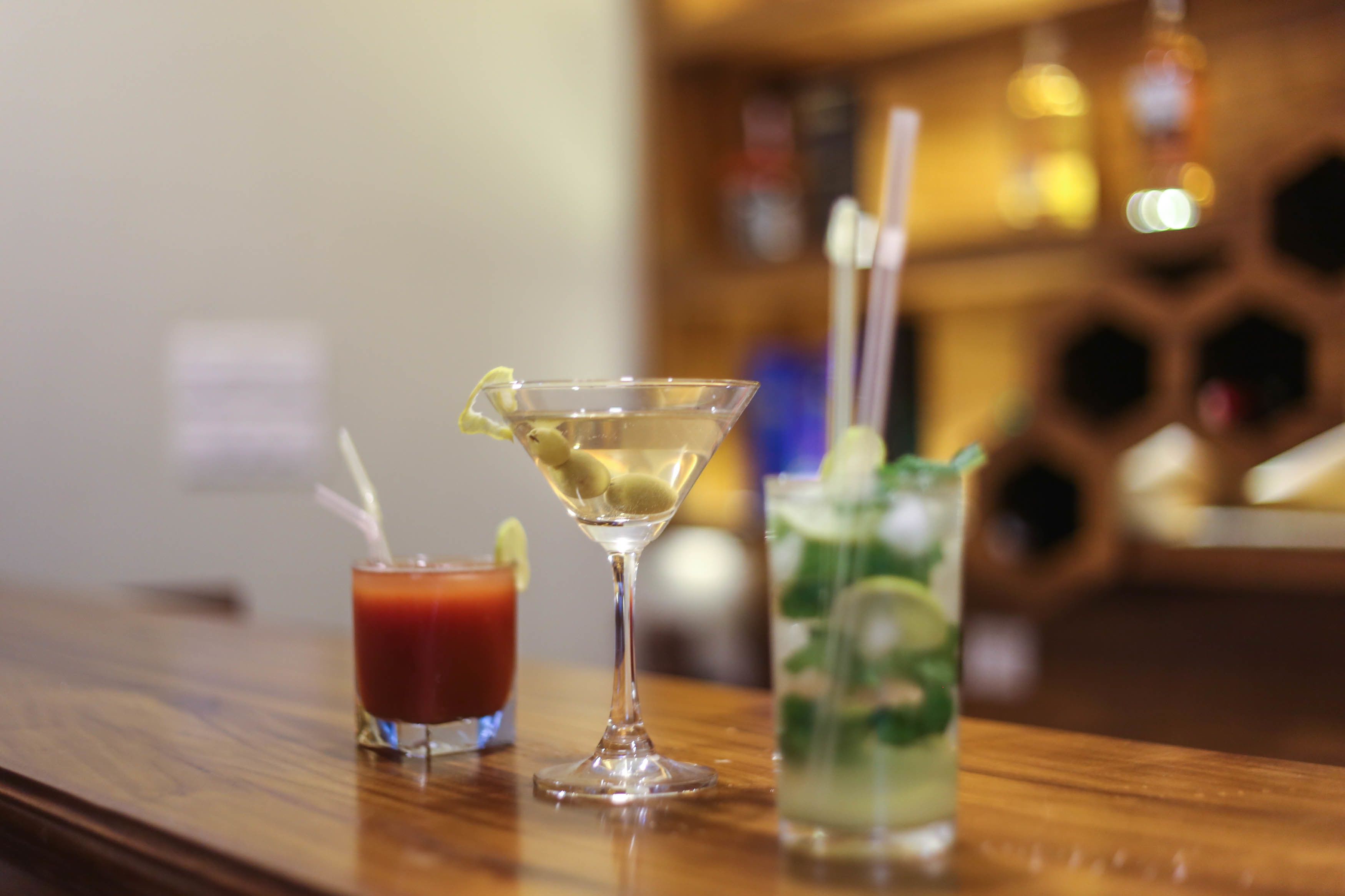 Trois verres posés sur le comptoir d’un bar.