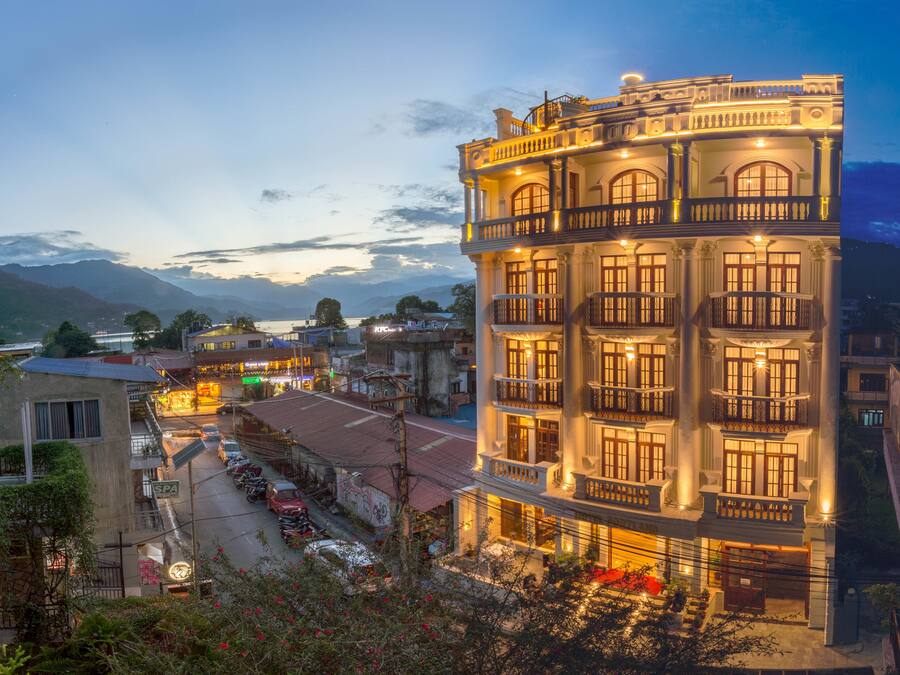 Fachada de la propiedad por la tarde o noche