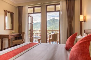 Minibar, caja de seguridad en la habitación y escritorio 