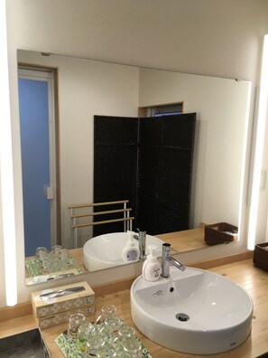 Casa família (Private Vacation Home) | Banheiro | Banheira e chuveiro separados, banheira de imersão