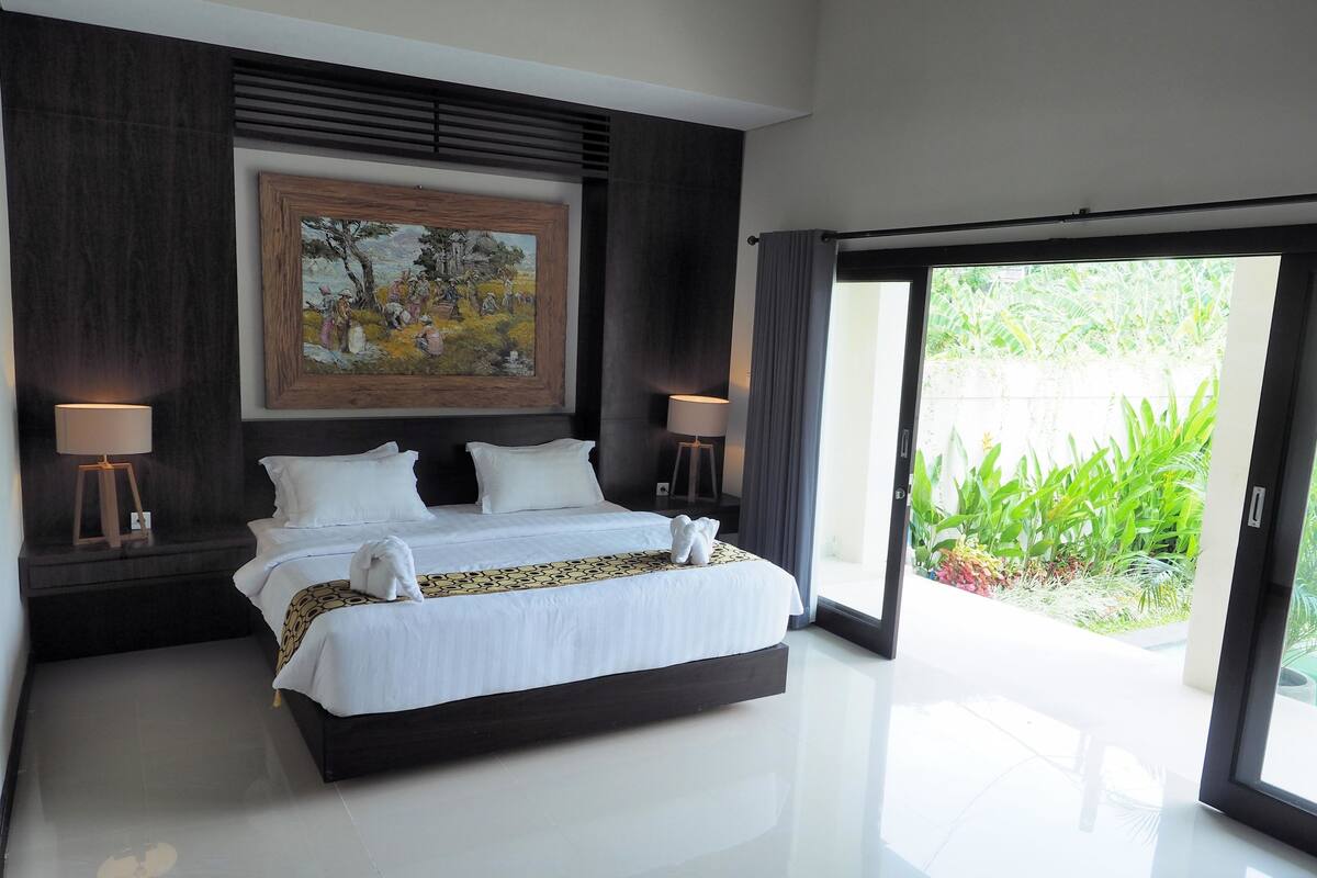 2 bedrooms, minibar, in-room safe, desk