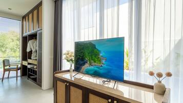 1 bedroom, in-room safe, desk, soundproofing