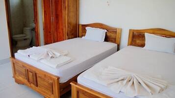 Standard Twin Room | Minibar, in-room safe, individually decorated, individually furnished