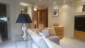 Luxury-Apartment, 3 Schlafzimmer | Wohnzimmer | Flachbildfernseher