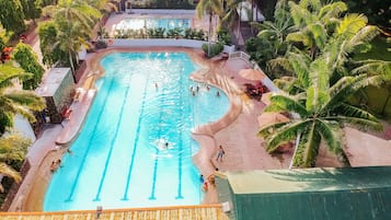 2 piscinas externas, funciona das 7h às 18h, guarda-sóis