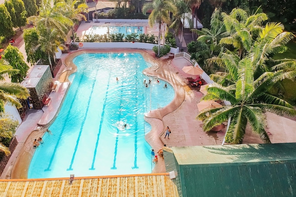 2 albercas al aire libre, sombrillas en la alberca y camastros