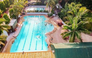 2 kolam renang outdoor, dengan payung kolam renang dan kursi berjemur