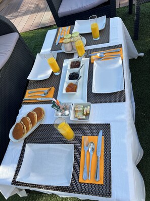 Petit déjeuner complet compris tous les jours
