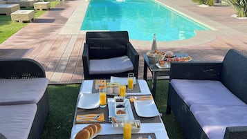 Free daily full breakfast