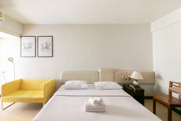 Standard Double Room | Minibar, desk, blackout drapes, free WiFi - Makkasan Inn (Bangkok)