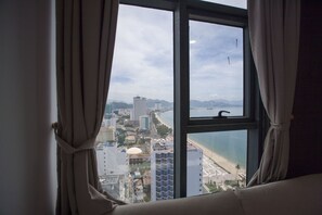 Apartamento, 1 quarto, vista para a cidade | Escrivaninha, quartos à prova de som, ferros/tábuas de passar roupa