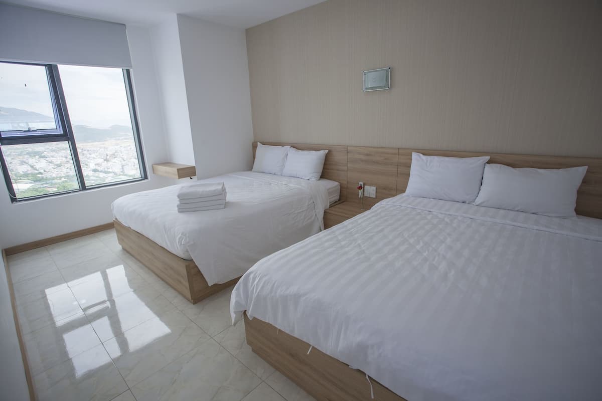 Apartment, 1 Bedroom, Sea View (2 Beds) | Desk, soundproofing, iron/ironing board, free WiFi