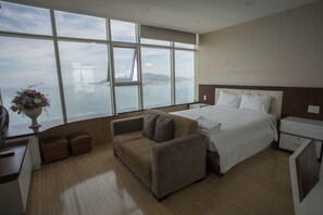 Apartamento, 1 quarto, vista para o mar (1 Bed) | Escrivaninha, quartos à prova de som, ferros/tábuas de passar roupa