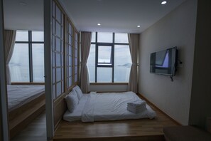 Desk, soundproofing, iron/ironing board, free WiFi - Hoang Kim Apartment (Nha Trang)