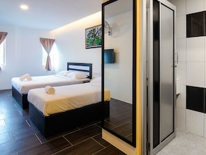 A hotel room with two beds, a shower area, and a painting on the wall. - Hotel Sri Bernam (Sabak)
