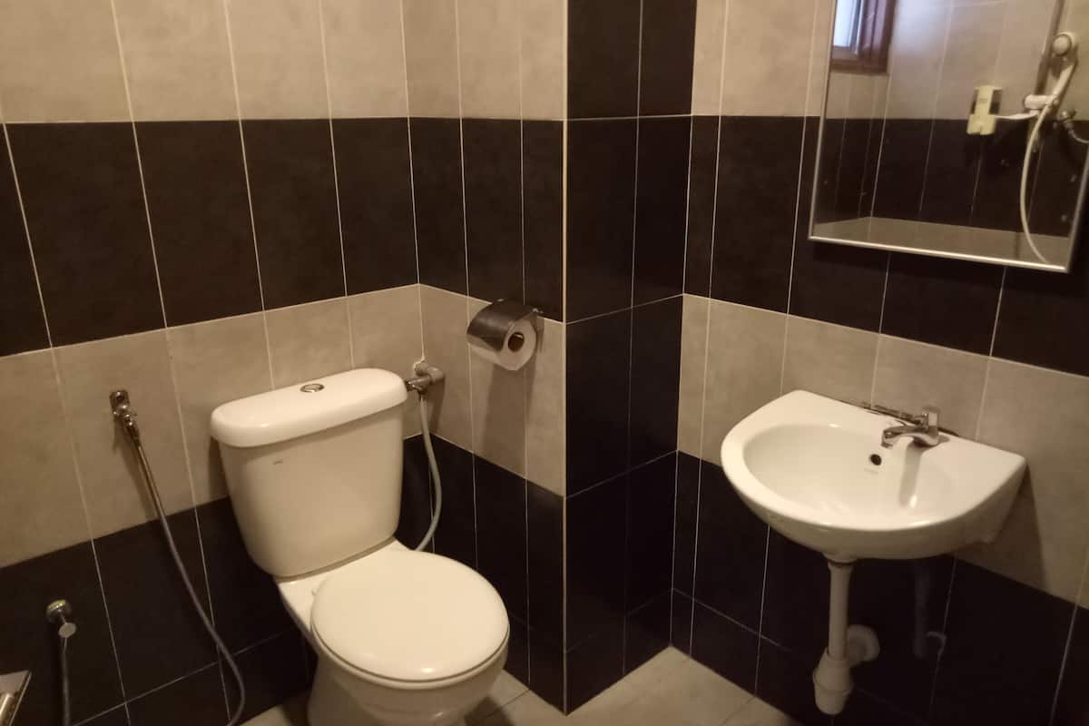 family 4 suite | bathroom | shower, free toiletries, hair dryer, bidet