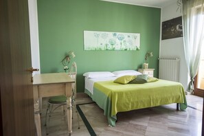 A bedroom with a bed, a desk, and a chair. - B&B Salentomigliore (San Pancrazio Salentino)