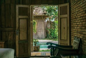 مكتب وواي فاي مجانًا وملاءات أسرّة