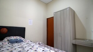 2 bedrooms, desk