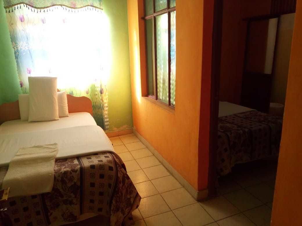 Escritorio, wifi gratis y ropa de cama 