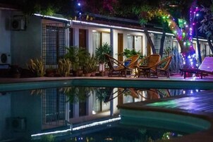 Piscine extérieure, chaises longues