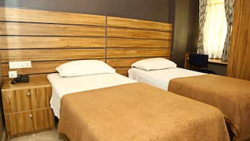 Habitación clásica, 1 cama matrimonial, vista a la ciudad | 1 habitación, caja de seguridad en la habitación y escritorio