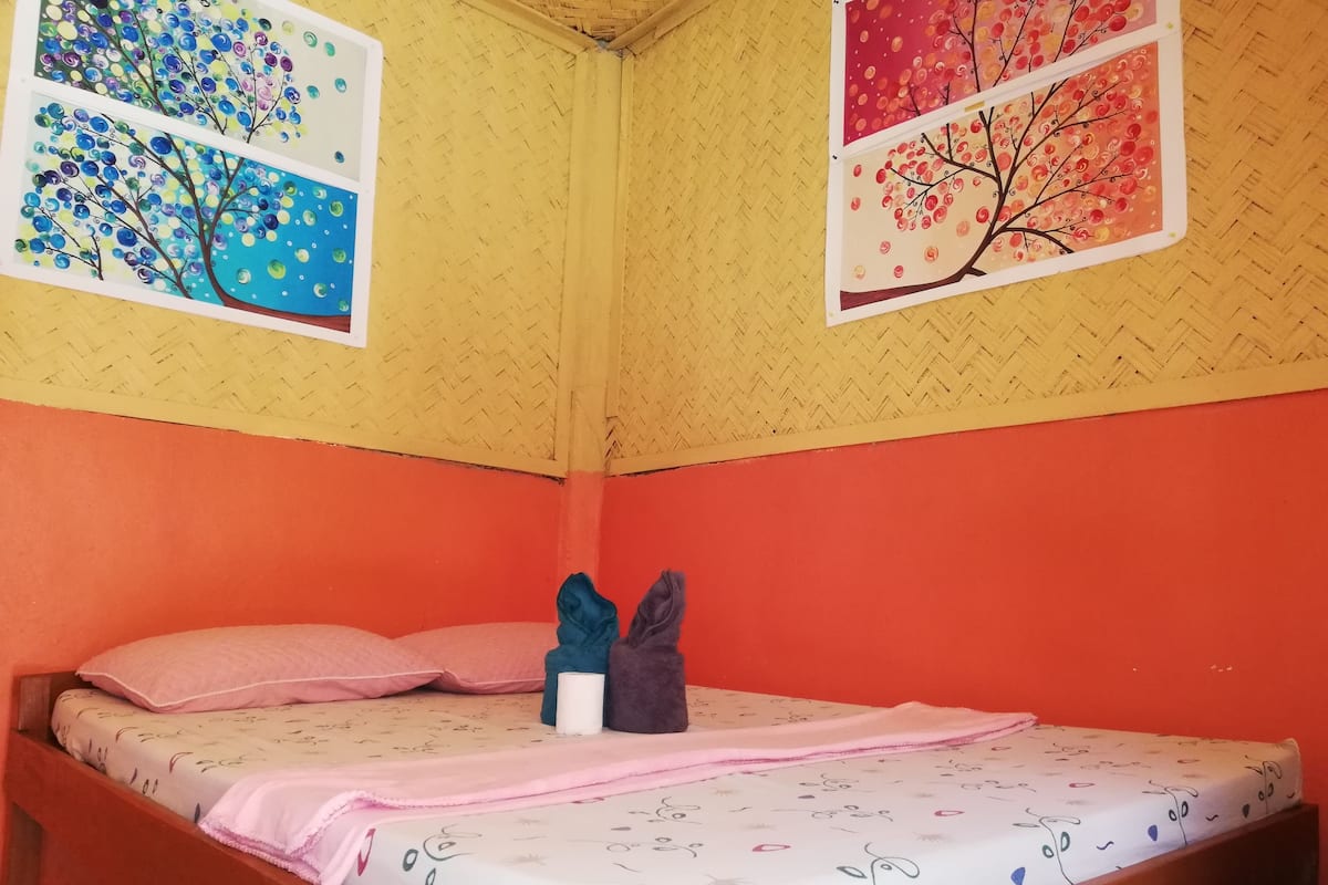 Habitación (4, Fan room) | Decoración individual, mobiliario individual, wifi gratis y ropa de cama