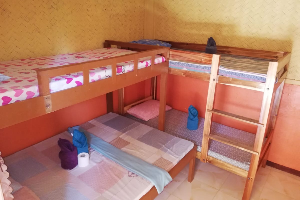 Habitación (3, with Aircon) | Decoración individual, mobiliario individual, wifi gratis y ropa de cama