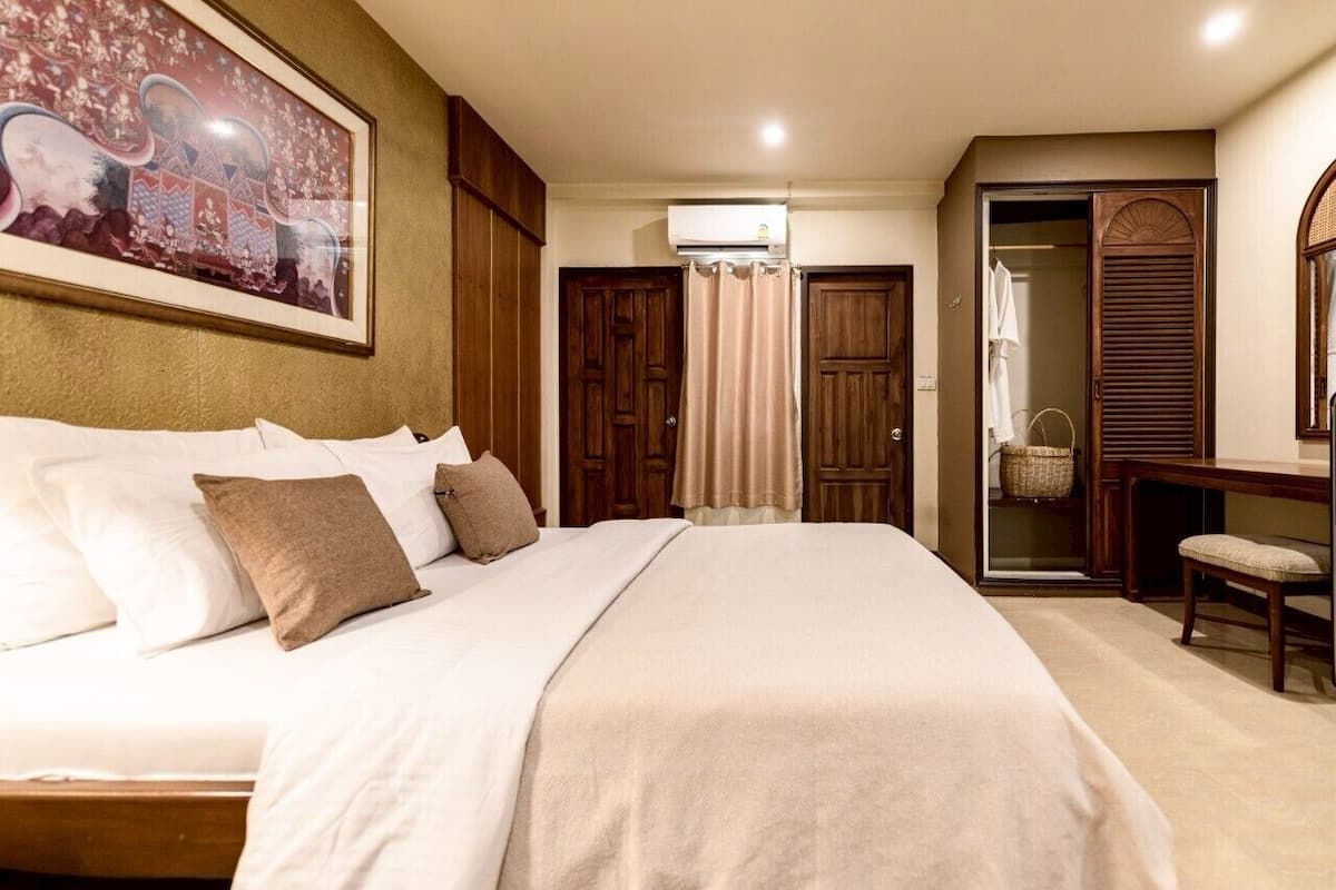 Classic Standard Room | 1 bedroom, desk, rollaway beds, free WiFi
