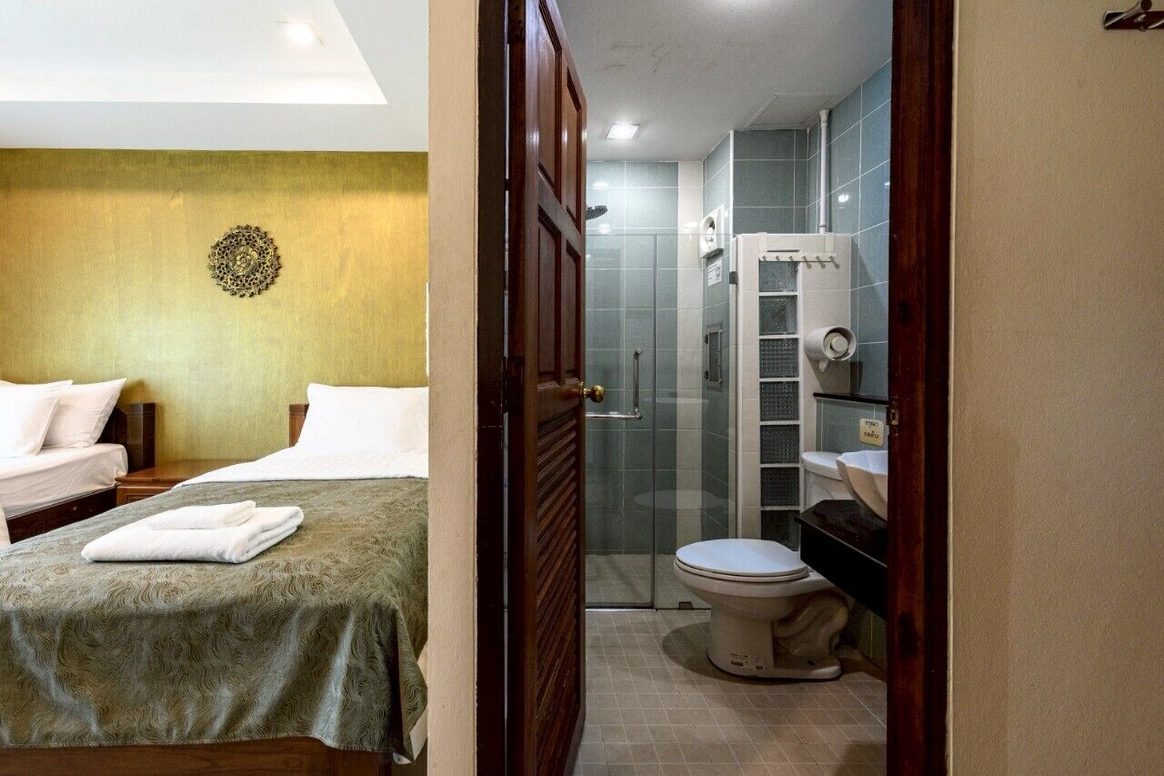 classic deluxe room | bathroom | shower, rainfall showerhead, free toiletries, towels