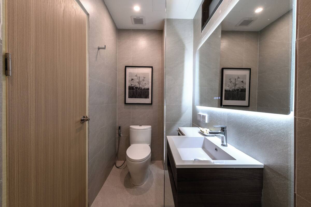 fahmaii deluxe room | desk, rollaway beds, free wifi, bed sheets