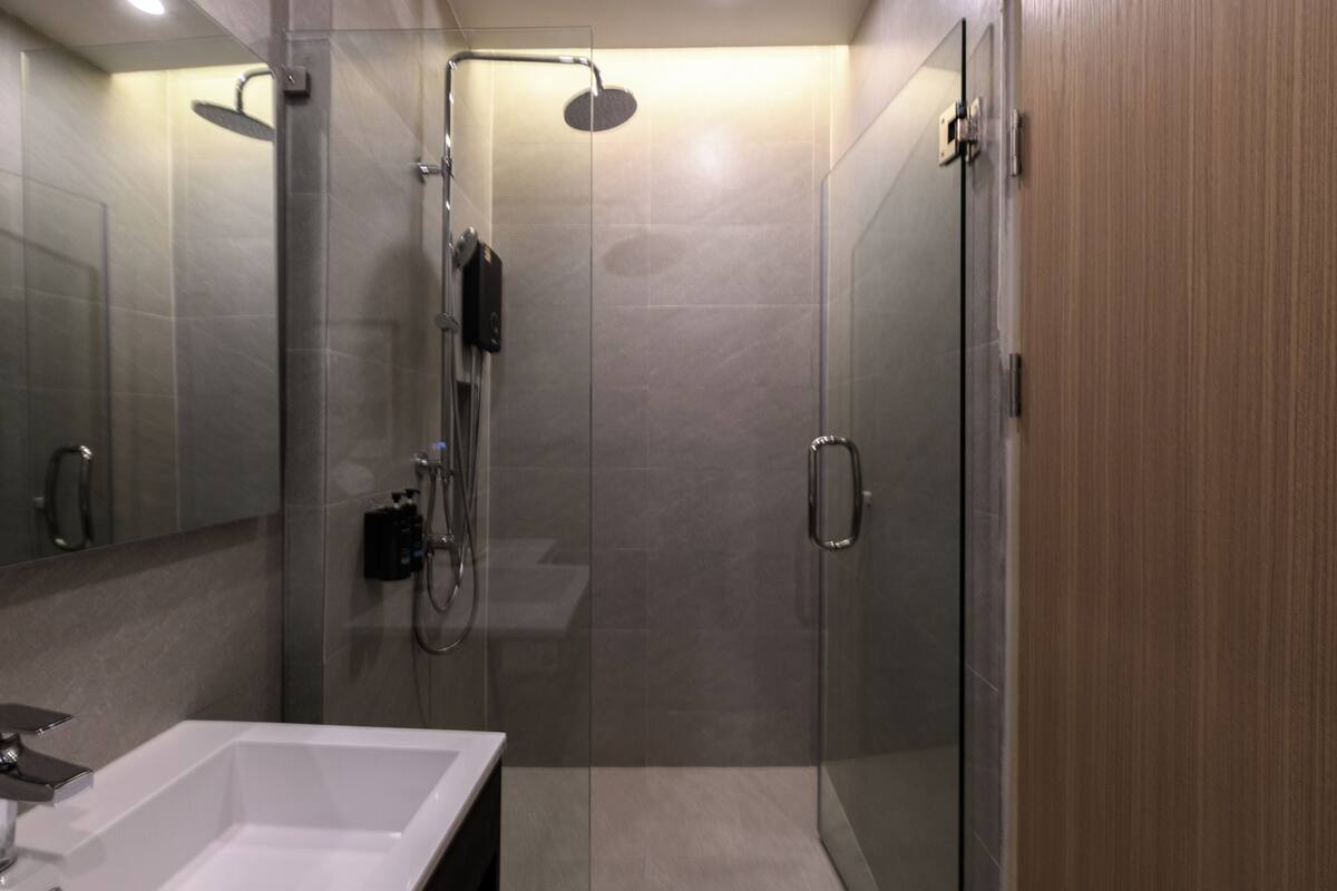 fahmaii deluxe room | bathroom | shower, rainfall showerhead, free toiletries, towels