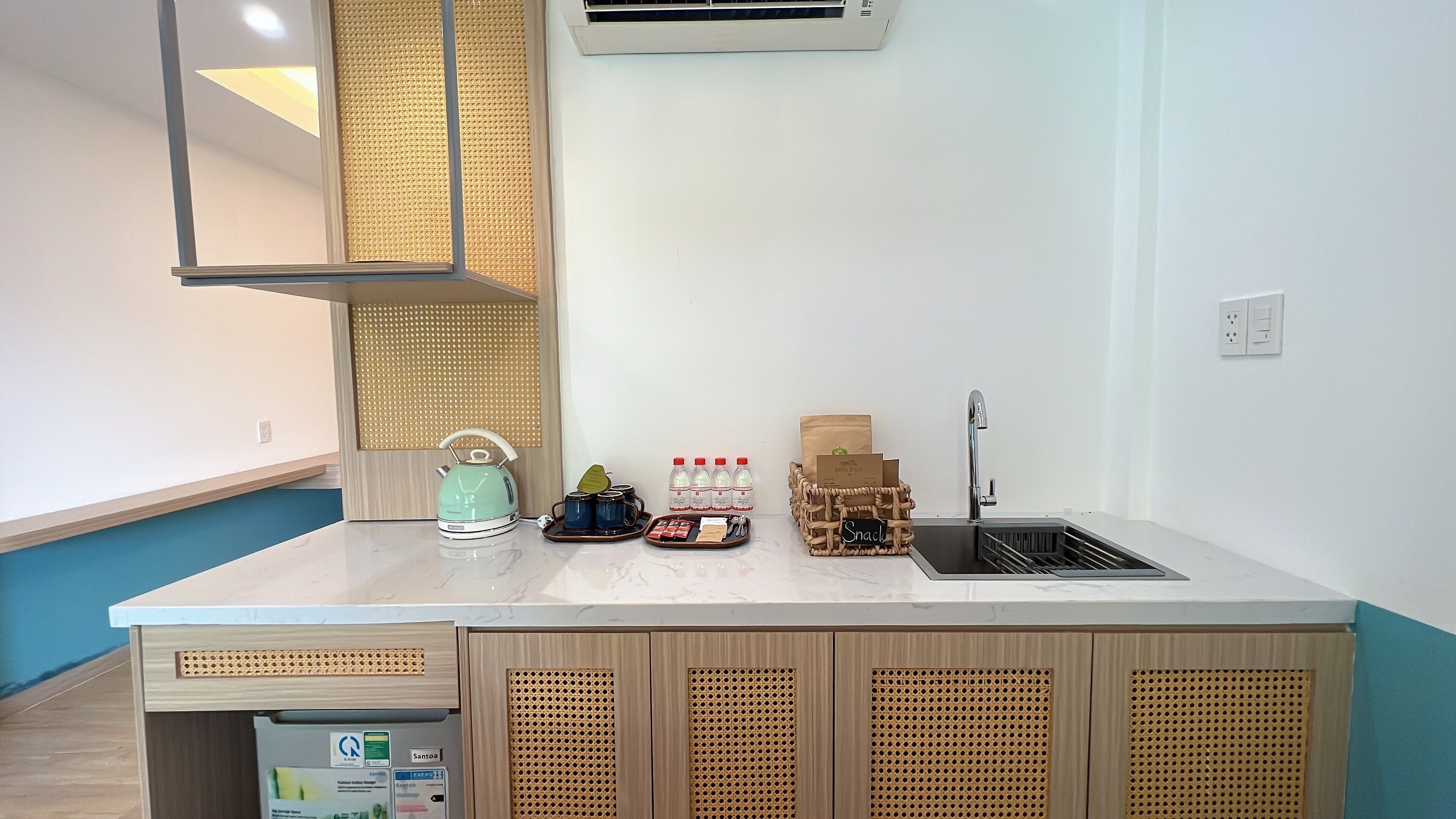 24-inch flat-screen tv with cable channels, tv