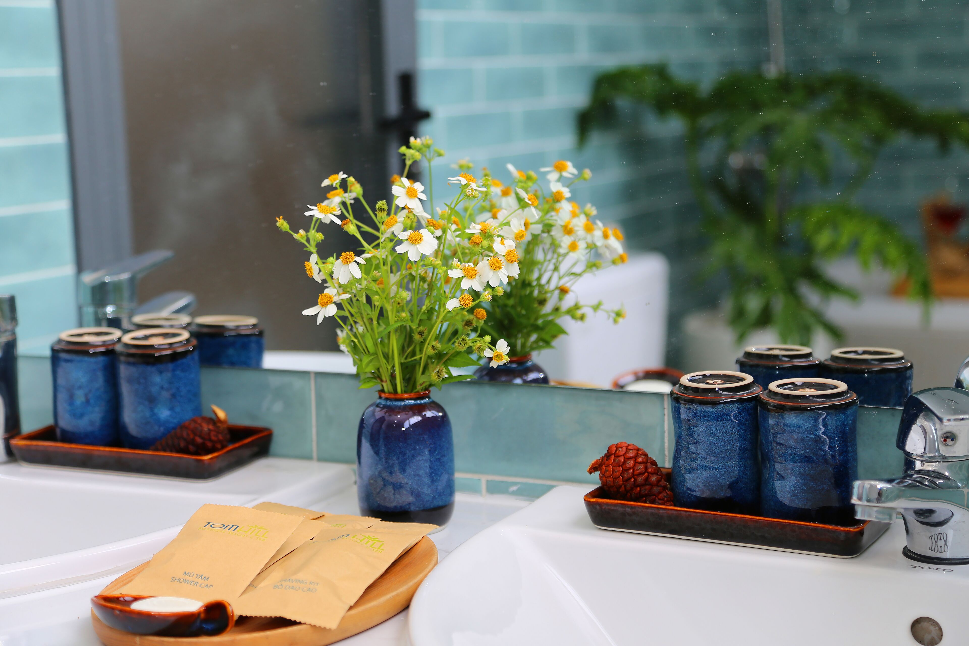 sunny villa garden view with bathtub | bathroom | shower, hydromassage showerhead, free toiletries, hair dryer