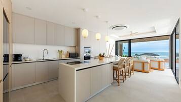 Vila design | Cozinha privada | Geladeira grande, micro-ondas, fogão, cooktop