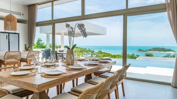 V26 - Sea View Villa (4BR) | Cofres nos quartos, individualmente decorados