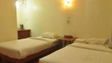Triple Room | Desk, free WiFi