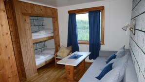 A compact room with bunk beds, a sofa, and a table. - Voss fjellstove Rongastovo (Voss)