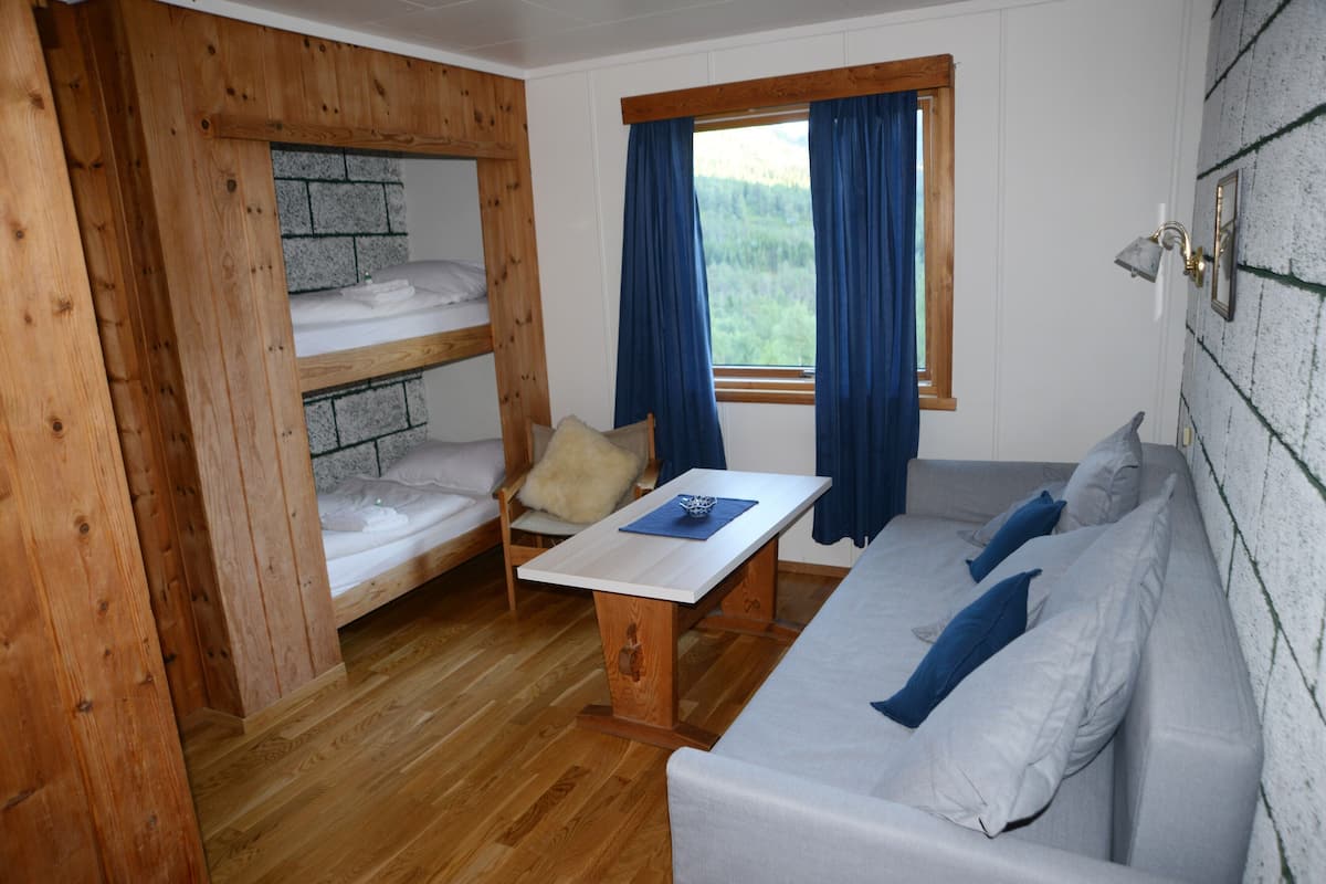 Habitación cuádruple | Baño | Regadera y toallas