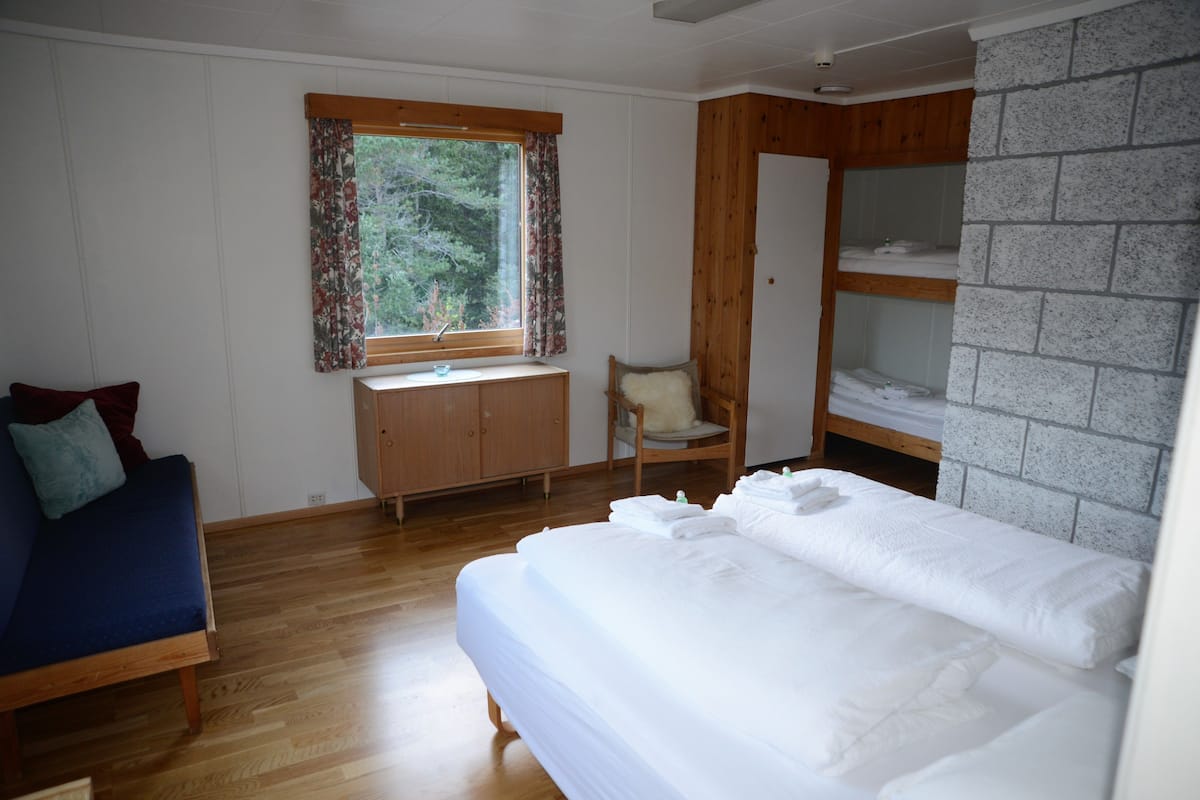 1 habitación, insonorización y tabla de planchar con plancha